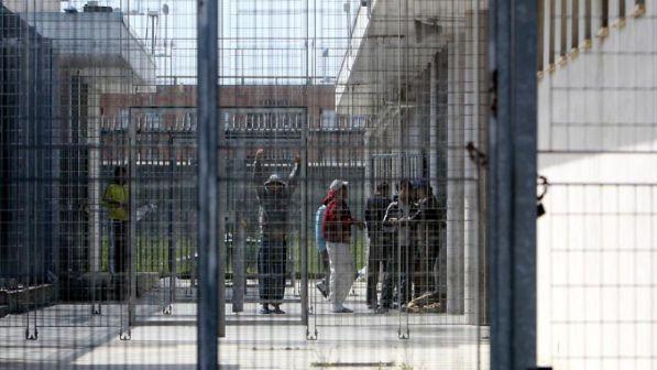Roma, migranti in rivolta al Cpr di Ponte Galeria: materassi a fuoco
