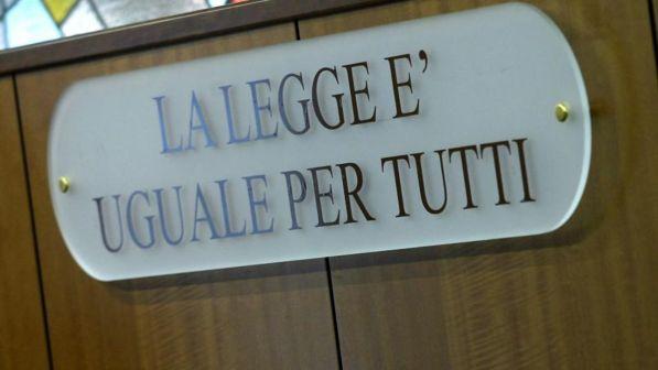 Rimini, lasciò la figlia di 4 anni al freddo sul balcone per punizione: condannata la mamma