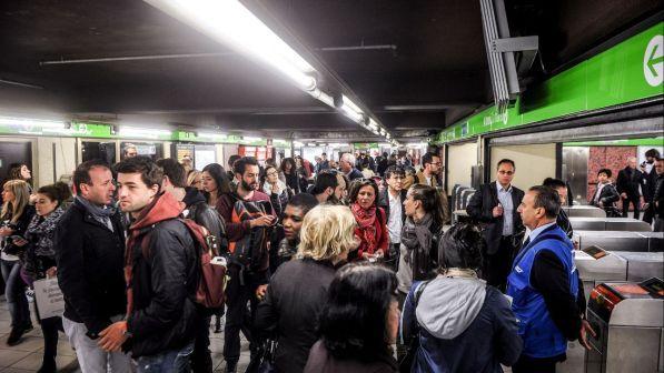 Milano, linea 2 della metro bloccata: problema risolto dopo i disagi per i passeggeri