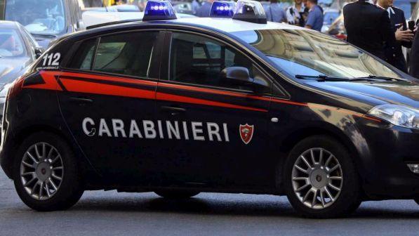 Bari, dopo l'ennesima lite uccide la moglie a coltellate poi tenta il suicidio