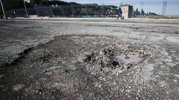 Roma, forò una gomma per le buche: arriva il primo risarcimento