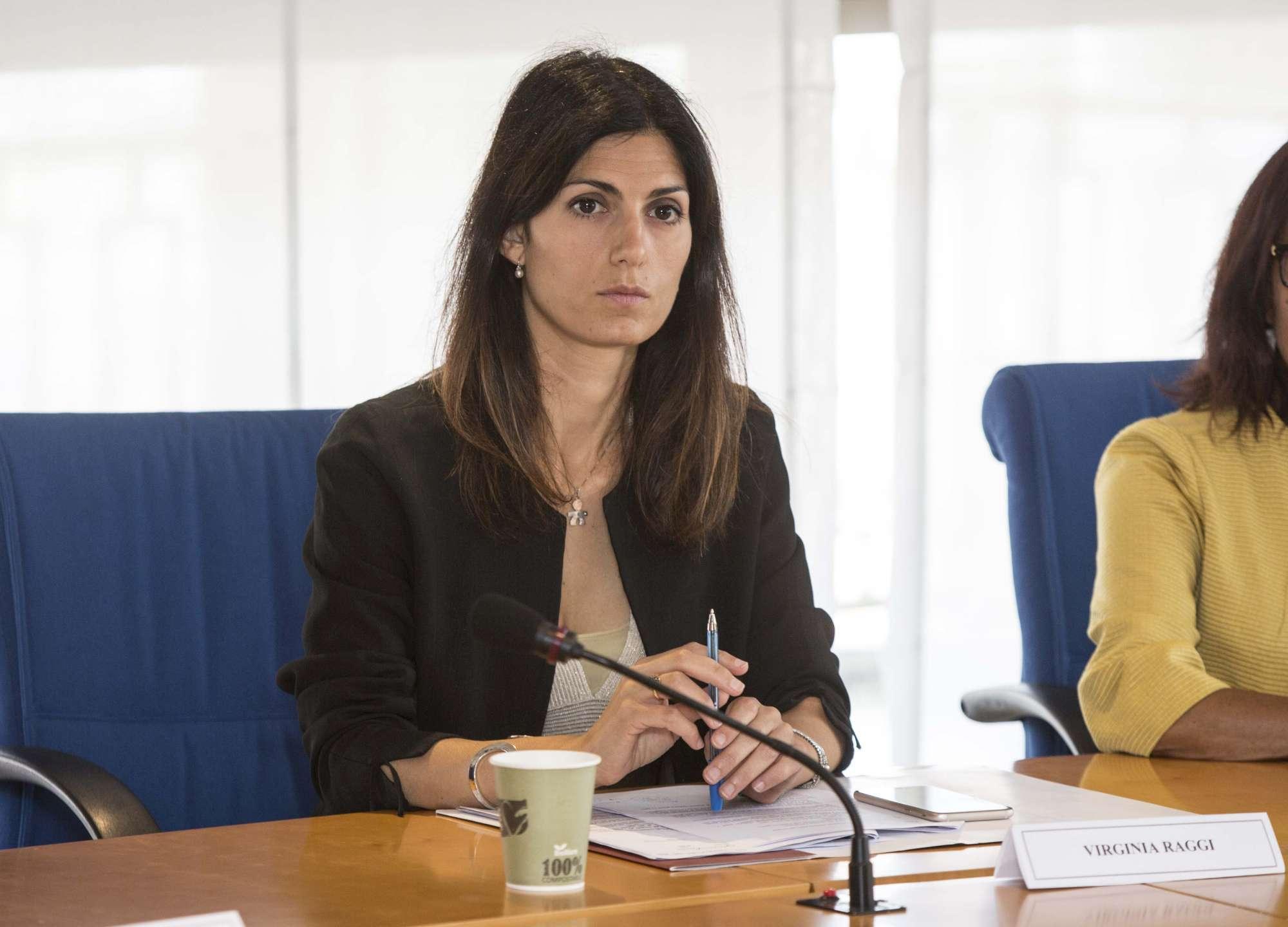 Emergenza rifiuti Roma, appello della Raggi: "Fate la differenziata"