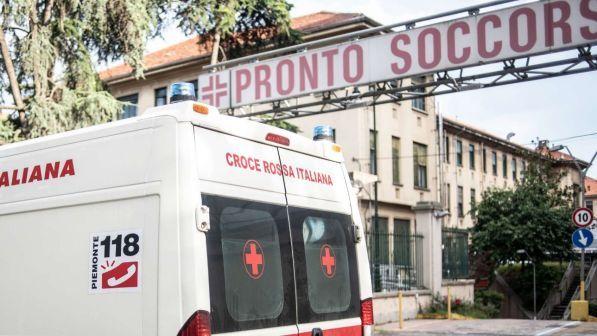 Pavia, per scherzo sul cofano dell'auto in marcia: 39enne in coma