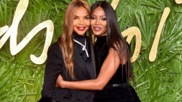 Naomi Campbell sfila con mamma Valerie... e sembrano sorelle