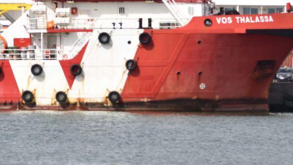 Caso Vos Thalassa, migranti trasferiti su nave guardia costiera