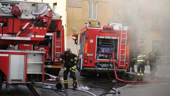 Roma, incendio in una discarica a cielo aperto a Tivoli