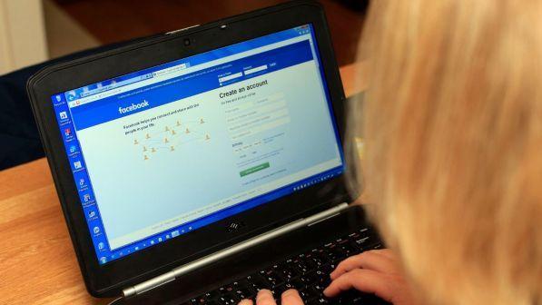 Torino, nega consenso a foto della figlia sui social: mamma "bullizzata" sulle chat di classe