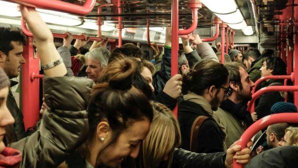 Milano, toglie corrente della metro nove volte in due giorni: preso