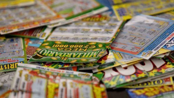 Mola di Bari, trova un "gratta e vinci" fortunato nei rifiuti: 100mila euro a un ex pescatore