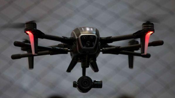 Milano, ferisce passante con un drone in piazza Duomo: denunciata per lesioni