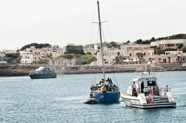 Leuca, yacht si schianta sulla banchina e distrugge barca a vela