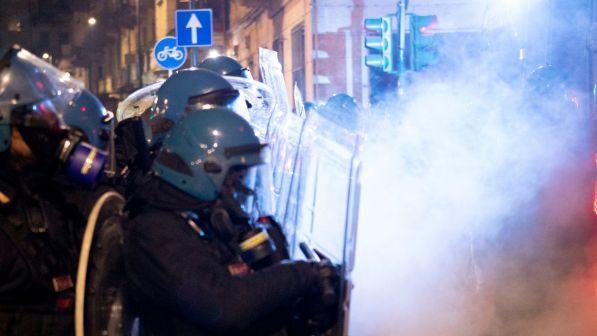 Torino, protesta anarchici a processo "Scripta manent": caos in aula