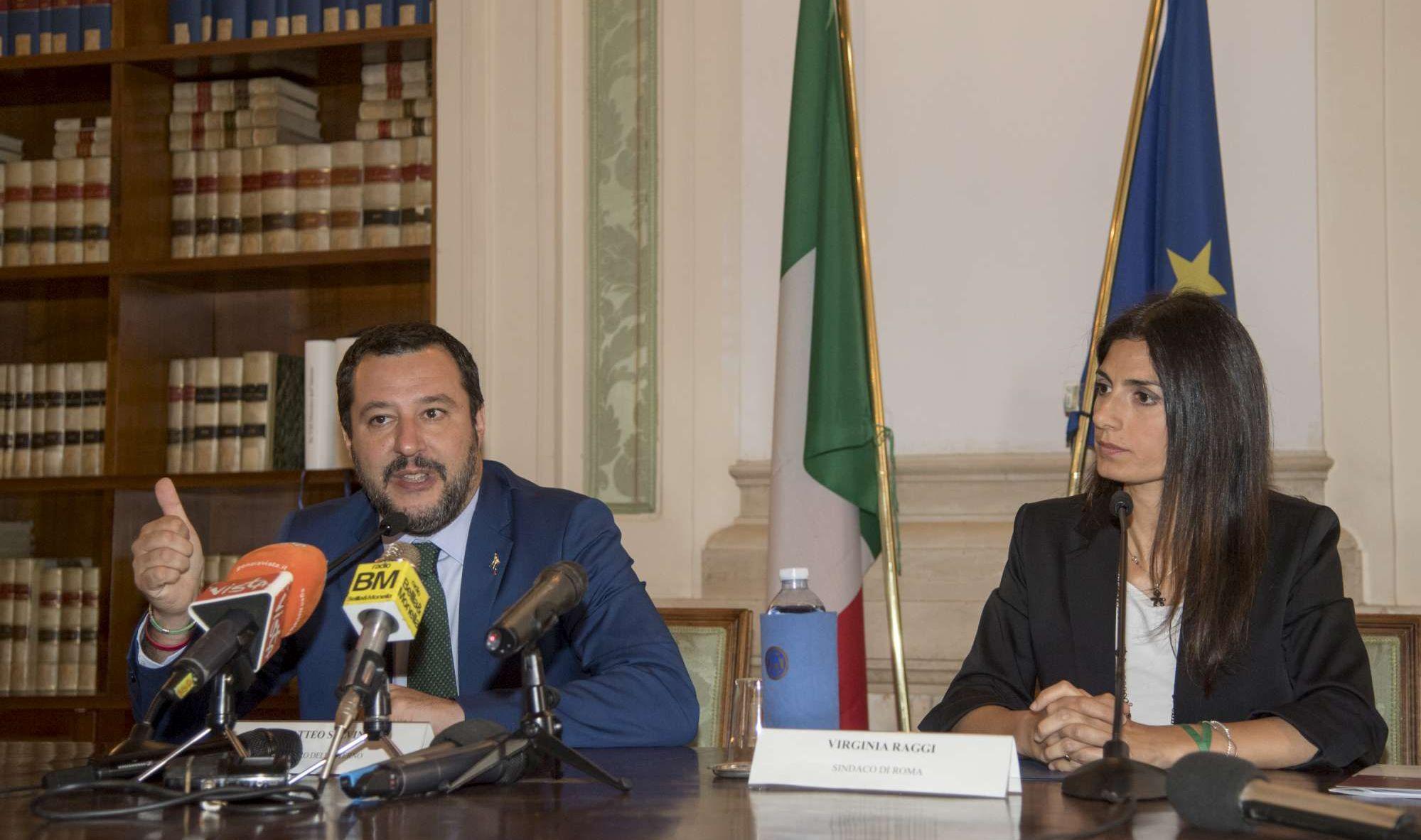 Salvini: "Roma merita di più, Lega pronta a governare la Capitale" | Raggi: "Incapaci quelli prima di me"