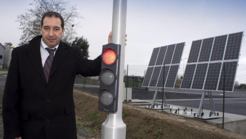 Francia, il traffico diventa "ecosostenibile": arriva il primo semaforo a energia solare