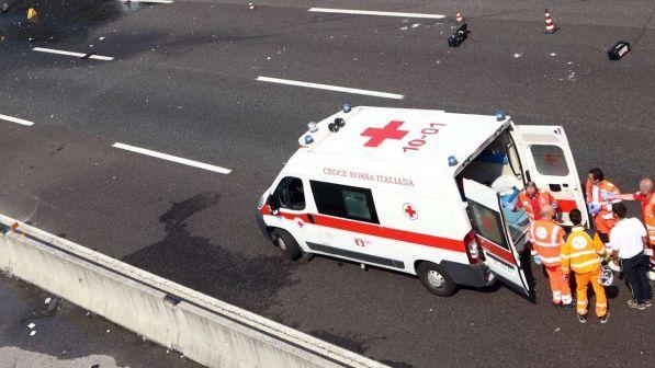 Verona, senza patente si schianta in moto contro camion: morto