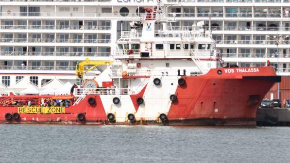 Migranti, polizia in viaggio verso la nave Vos Thalassa