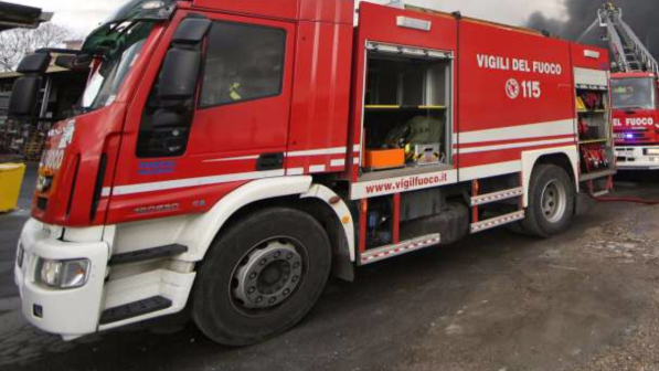 Milano, auto va a fuoco: anziano muore tentando di spegnere rogo