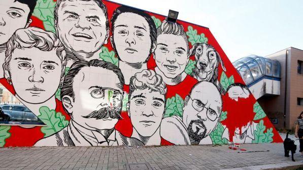 Murales antimafia di Ostia, dietrofront del Municipio: "Lo rifaremo su un'altra parete, anche con i volti oscurati"