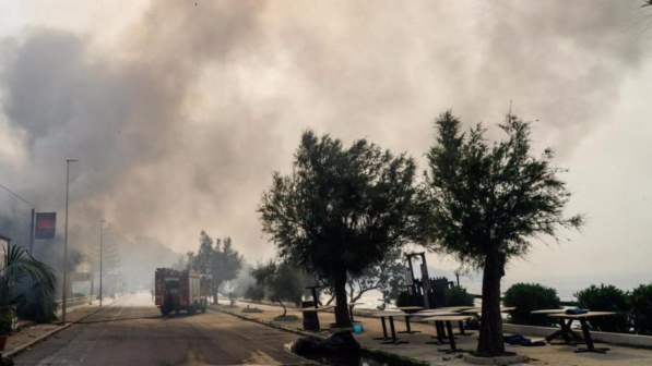 Rogo a Lipari, fiamme lambiscono ville e distruggono alberi secolari