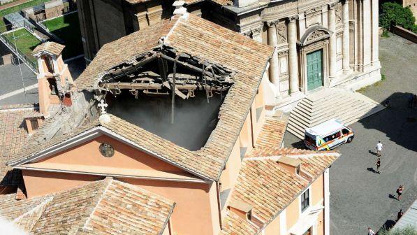 Crollo in chiesa, soprintendenza: opere d'arte tutte in salvo