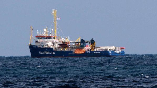 Sea Watch, la Prefettura invia motovedetta con abiti e viveri