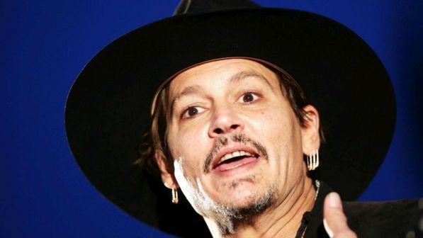 Johnny Depp si confessa tra alcool, divorzio e depressione: "Ho toccato il fondo"