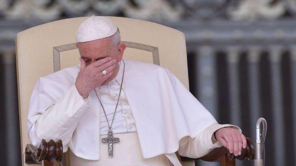 Pedofilia, Papa Francesco toglie stato clericale a 2 vescovi in Cile
