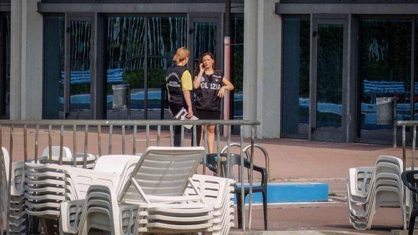 Morto in piscina a Milano, ferita compatibile con impatto dopo tuffo