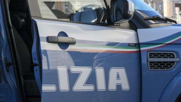 Roma, getta il cane del figlio dal settimo piano e poi aggredisce la polizia