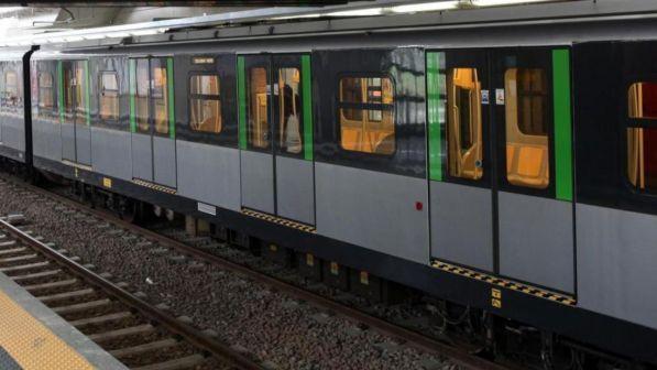 Milano, ragazza si lancia su binari metropolitana: travolta e uccisa