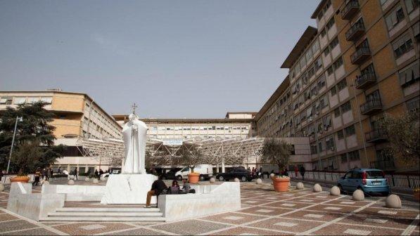 Bimba di due anni in fin di vita per un pezzo di banana, da ore lotta per la sua sopravvivenza al Policlinico Gemelli di Roma