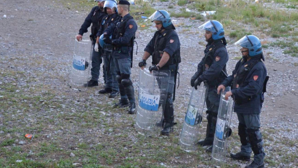 Ventimiglia, migranti a nuoto in Francia: caricati su bus per Italia