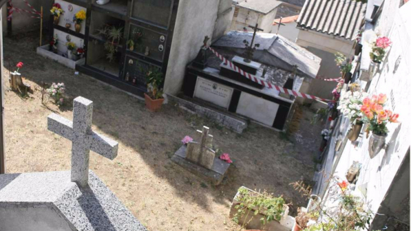 Como, lugubre scoperta: stanno per seppellire la salma... ma il loculo è già occupato
