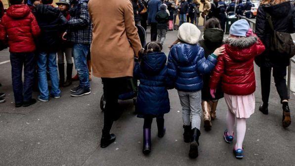 Savona, bestemmia davanti a una scuola: papà multato dalla polizia locale
