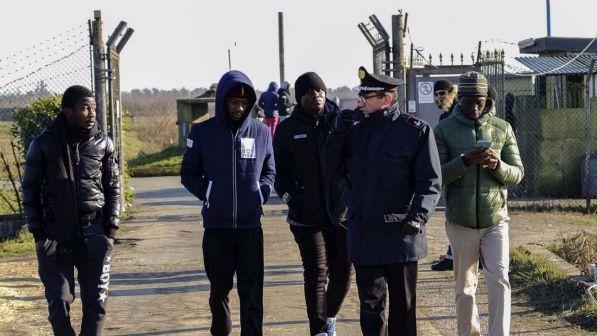 Migranti, Ue: impedire la fuga di chi rifiuta rimpatrio | "Espulsione per un milione di irregolari"