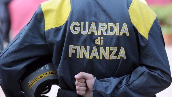 Cuneo, ha mani "inabili" ma gioca a carte: denunciato falso invalido