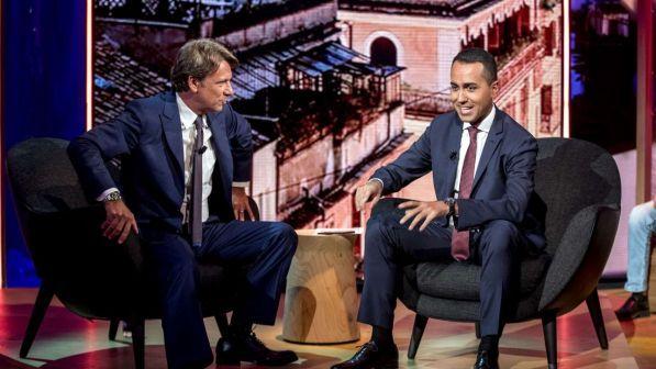 Di Maio: "Reddito di cittadinanza andrà ai residenti in Italia da almeno 10 anni"