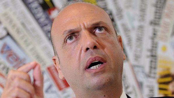 Migranti, Alfano: "Dalla Ue nessuna solidarietà, ci hanno tirato un bidone"