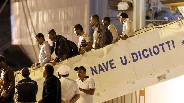 Migranti, 13 eritrei sbarcati nel porto di Lampedusa