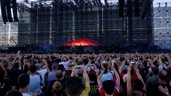 Vasco, sul prato del Modena Park Rolex, sex toys e statuetta di Padre Pio? Puzza di bufala