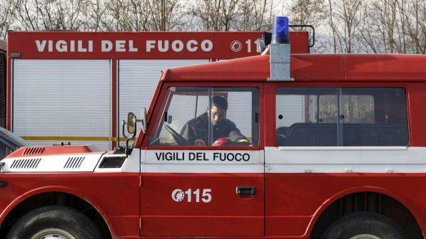 Varese, vasto incendio nel bosco in località Rasa-Monte Martica