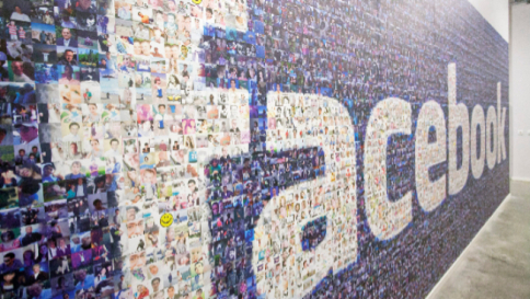 Facebook punta ai giovani, brevettato software per creare dizionario dello slang