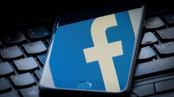 Rivela in chat su Facebook segreti della società, segretaria "infedele" licenziata