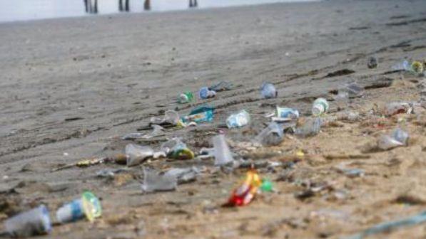 Nuova offensiva Ue contro inquinamento da plastica