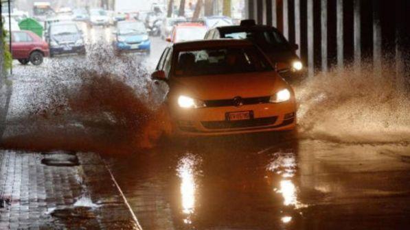 Maltempo in Sardegna, esonda rio e travolge auto: 38enne in salvo