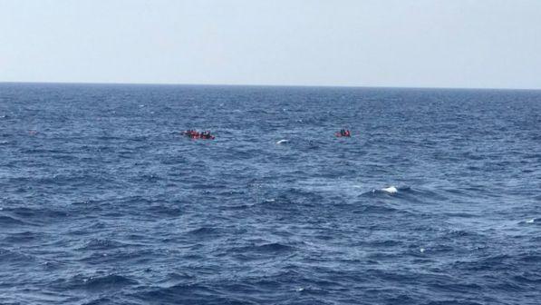 Naufragio in Sardegna, barchino con 13 migranti affonda: due morti, 8 dispersi