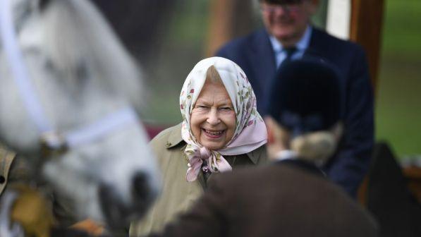 "Ha mai incontrato la Regina?", Elisabetta scherza con i turisti che non la riconoscono