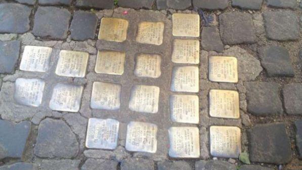 Roma, pm sulle Pietre d'inciampo: "Furto aggravato dal razzismo"