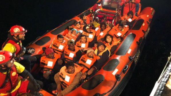 Migranti, incendio in una tendopoli in Calabria: un morto