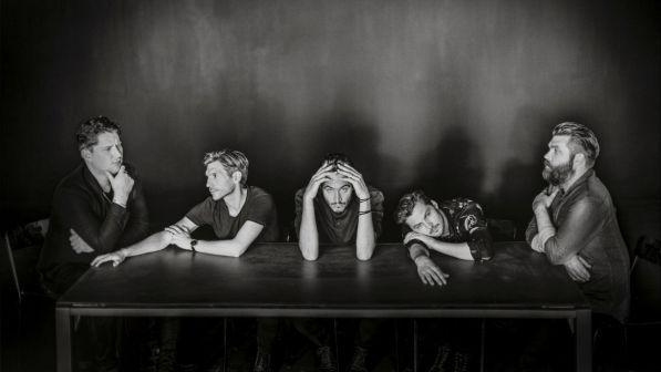 Editors, "Violence" è un passo sospeso tra il passato dark e il pop da stadio